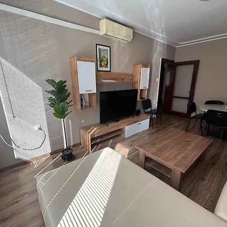Free Parking, Near To Street , 2 Br Апартаменты *