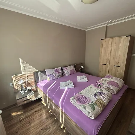 Free Parking, Near To Street , 2 Br *