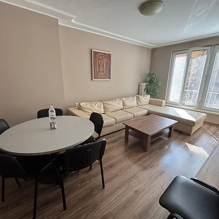 Free Parking, Near To Street , 2 Br