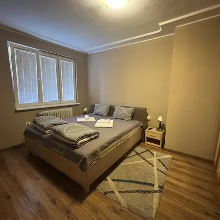 Free Parking, Near To Street , 2 Br